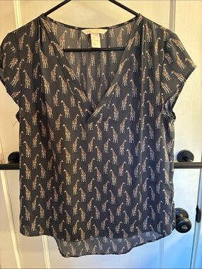 Dark Gray Short-Sleeve V-Neck Blouse with Cream Giraffe Print